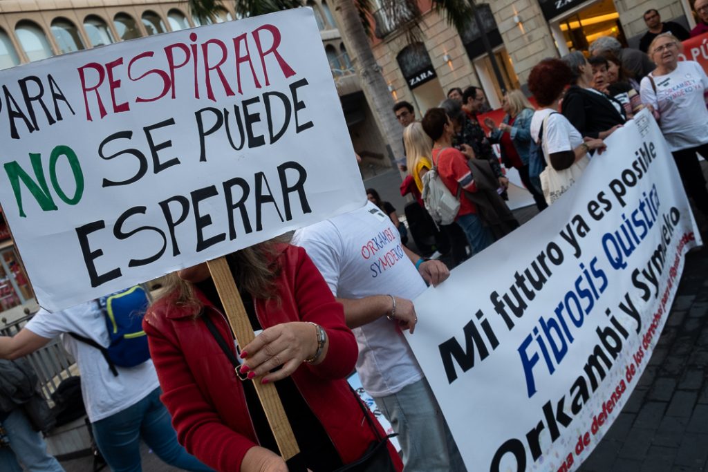 Una imagen de una de las concentraciones que realizaron los familiares y pacientes afectados por la Fibrosis Quística en Tenerife reclamando la financiación pública del Orkambi y el Symkevi. / Fran Pallero