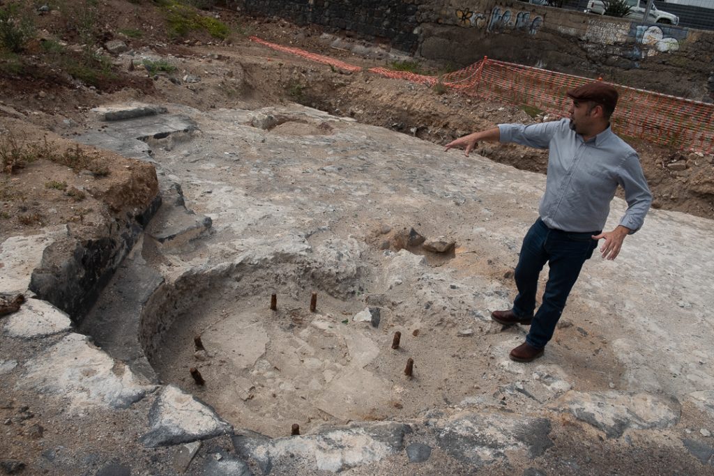 En la visita realizada ayer por el arqueólogo Artemi Alejandro y el arquitecto José Luis Dólera, con el DIARIO, se mostraron los hallazgos de los sondeos realizados. F. Pallero