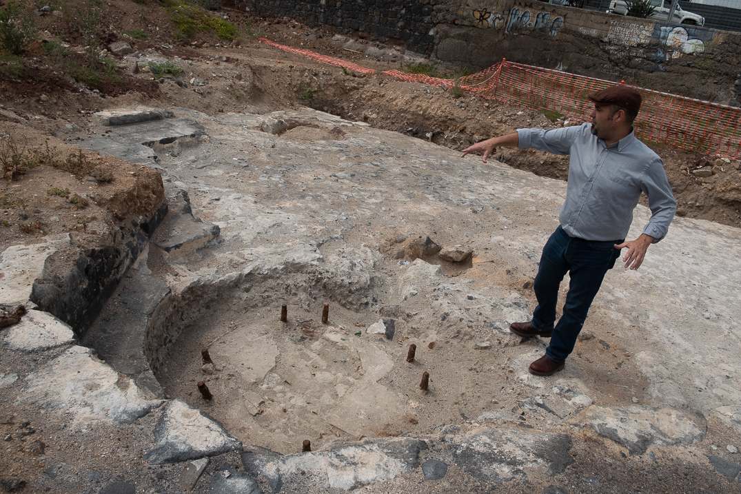 En la visita realizada ayer por el arqueólogo Artemi Alejandro y el arquitecto José Luis Dólera, con el DIARIO, se mostraron los hallazgos de los sondeos realizados. F. Pallero