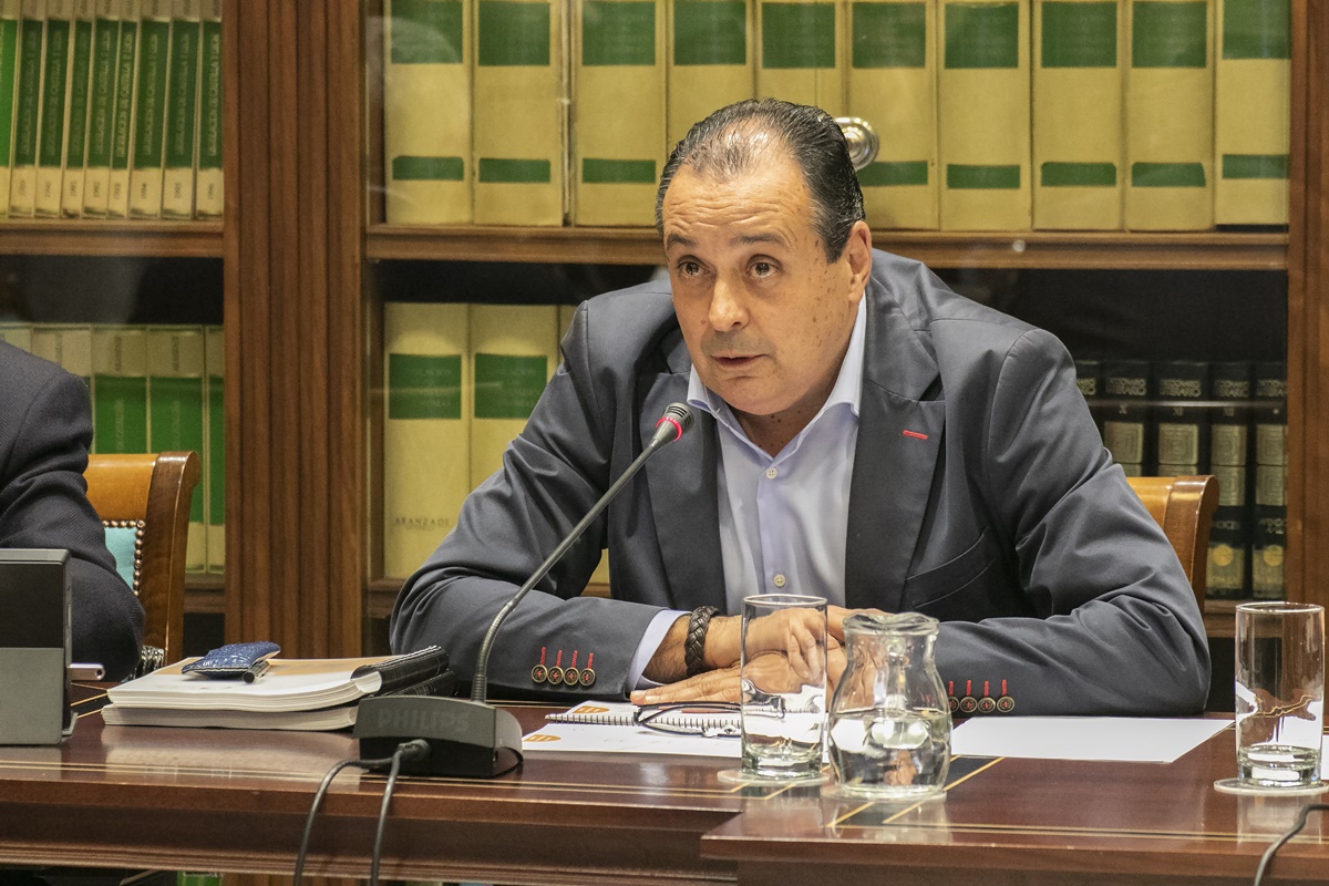 El presidente del CES-Canarias, Blas Trujillo, presentó ayer en la comisión parlamentaria el informe sobre 2017. Mario González