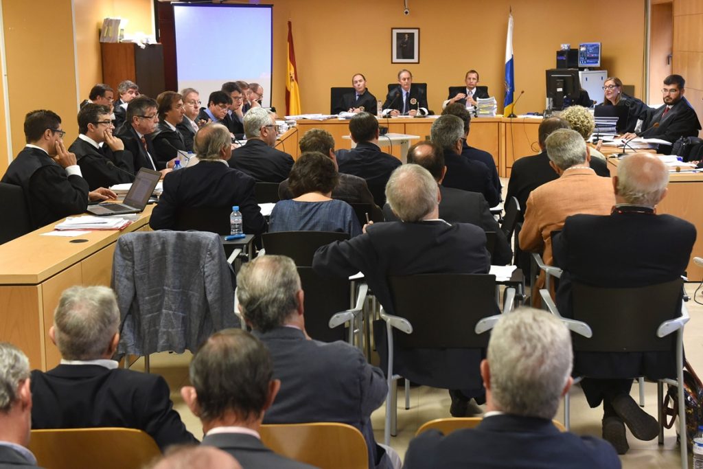 Una sesión del juicio celebrado en 2017; en los recuadros, Miguel Zerolo, Manuel Parejo, Antonio Plasencia e Ignacio González Martín. Sergio Méndez