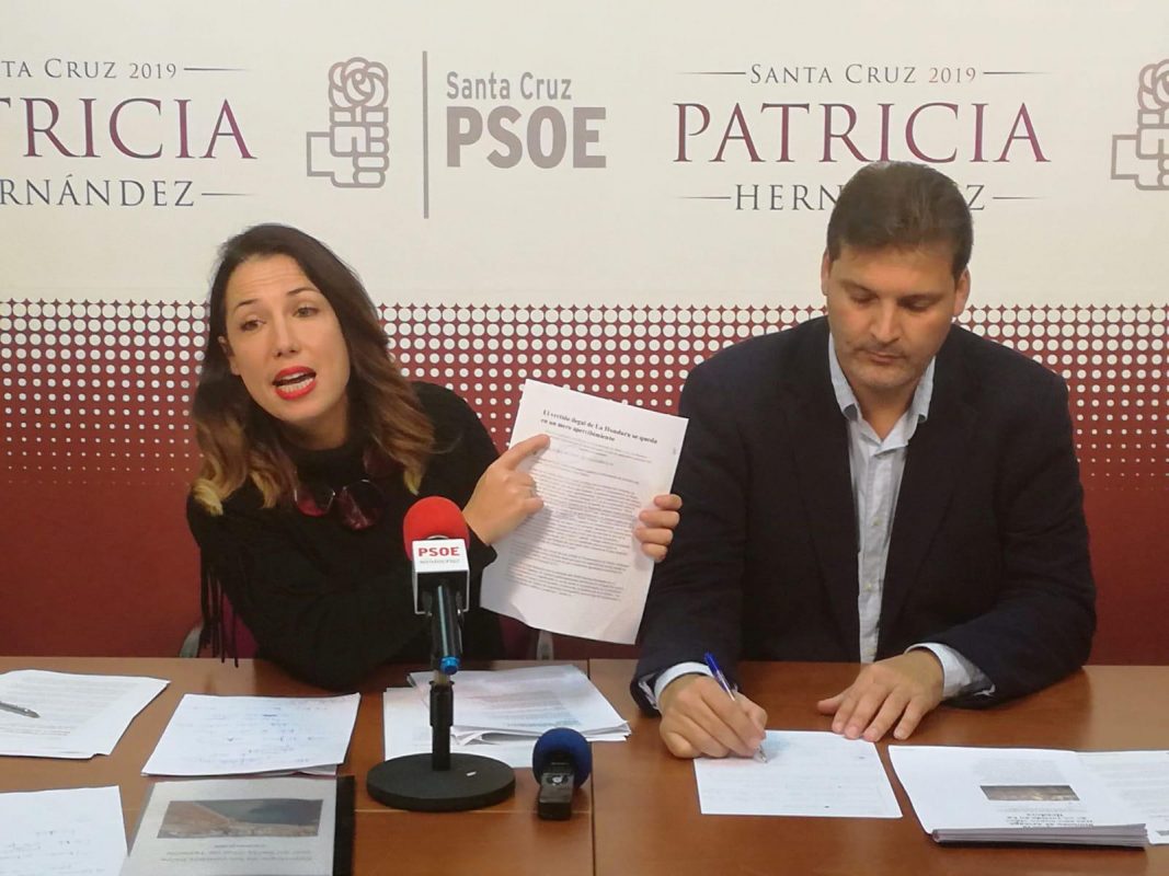 Patricia Hernández, junto a José Ángel Martín, ayer, durante la rueda de prensa sobre los vertidos. DA