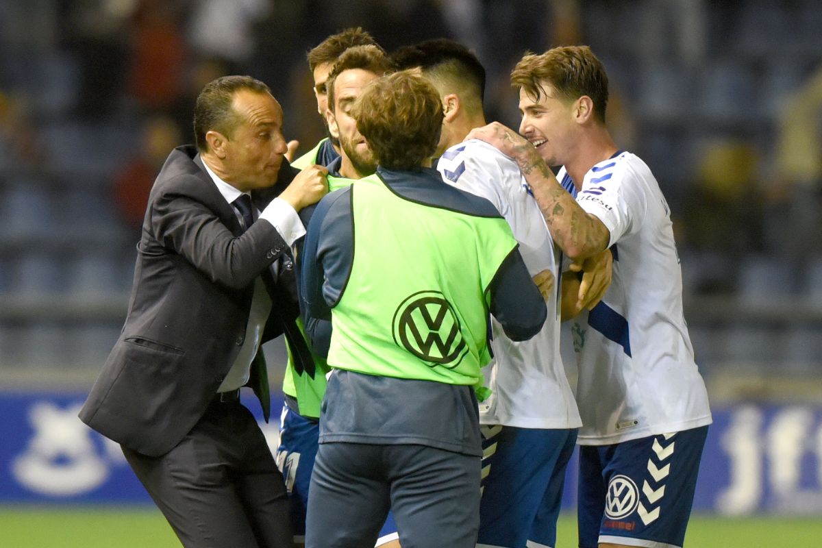 Los jugadores y entrenador del CD Tenerife esperan celebrar una nueva victoria en el Carlos Belmonte. /Sergio Méndez