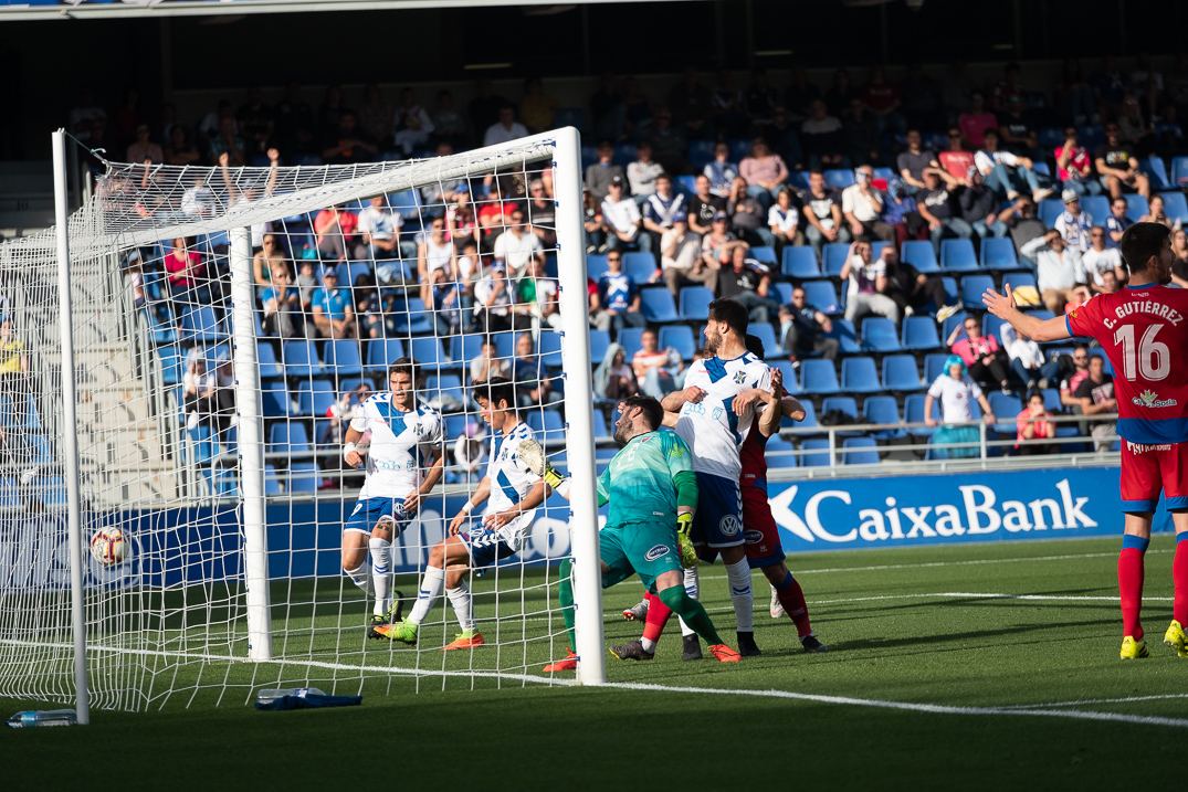 El gol olímpico anotado por Luis Milla en el partido CD Tenerife-Numancia./ Fran Pallero