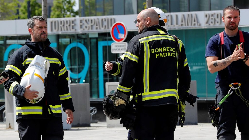 Al lugar de los hechos se han desplazado varias dotaciones de bomberos, así como del SAMUR y Policía. EL ESPAÑOL