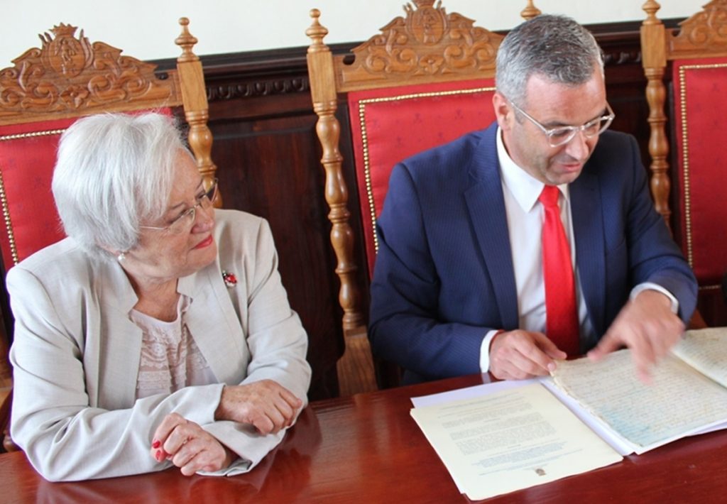 María Victoria Hernández en la firma del convenio con el alcalde Sergio Matos. | DA