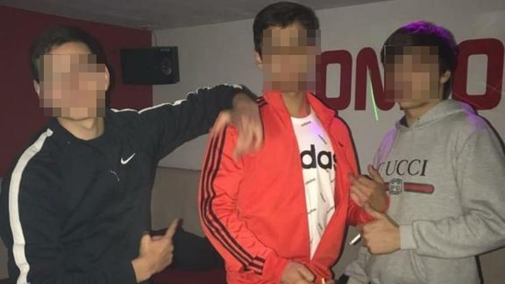 La Ertzaintza detuvo a siete jóvenes de entre 18 y 25 años como presuntos agresores de Santiago (primero por la izquierda y con sudadera negra).
