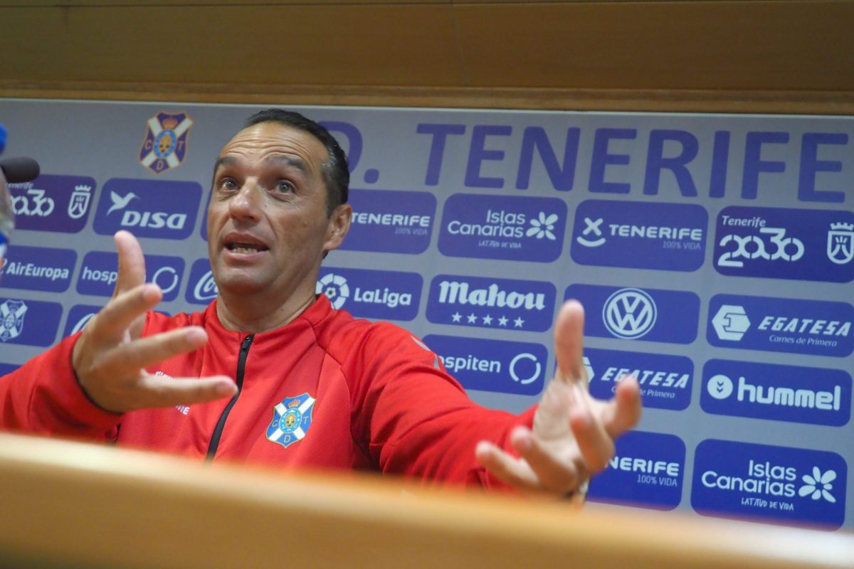 José Luis Oltra, entrenador del CD Tenerife, repasó la última hora de su equipo. /Sergio Méndez