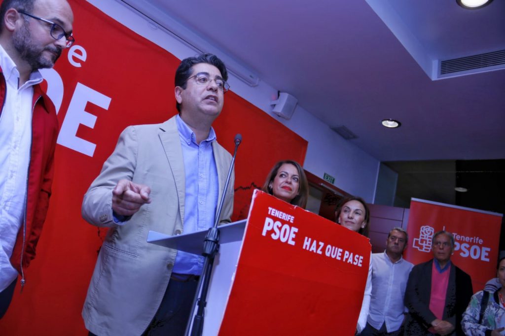 Pedro Martín celebra la victoria del PSOE junto a Tamara Raya y Olivia Delgado, el pasado domingo. Mario González