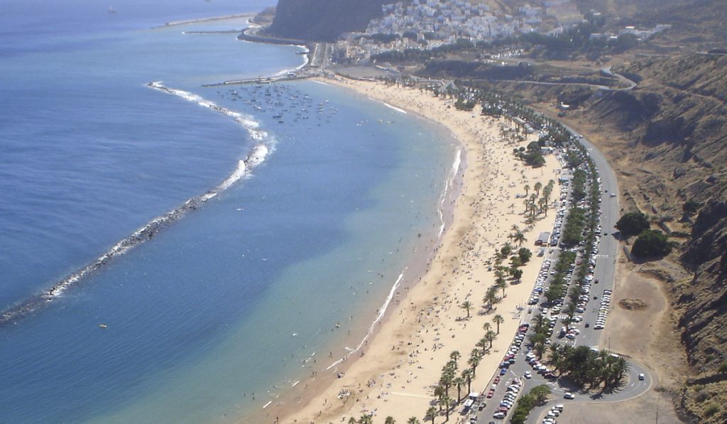 La sentencia del Supremo ratifica que el frente de playa es propiedad del Ayuntamiento de Santa Cruz. / DA