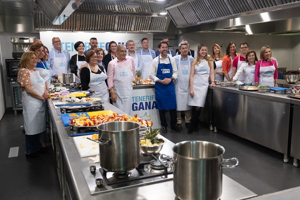 Foto de grupo de los hombres y mujeres que conforman la nueva lista de CC-PNC al Cabildo, en las cocinas de la academia Eurocampus. / FRAN PALLERO