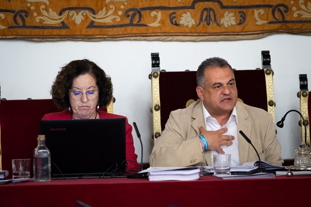 El Pleno del Ayuntamiento de La Laguna aprobó ayer reprobar a su actual alcalde, José Alberto Díaz. Fran Pallero