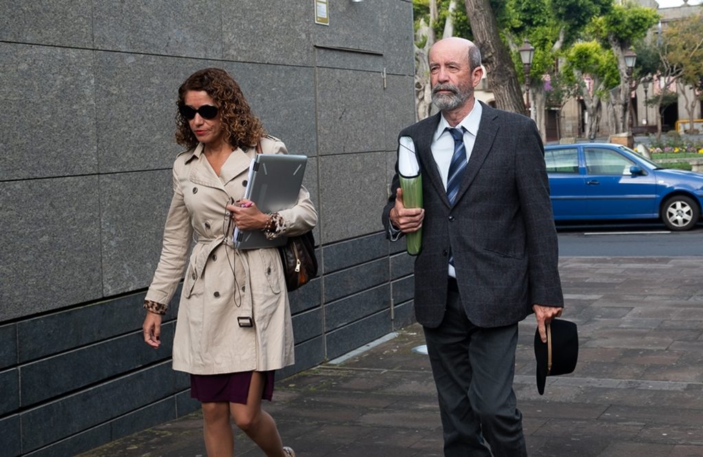 Sandra Rodríguez y Santiago Pérez, a su llegada hoy al juzgado lagunero| FRAN PALLERO