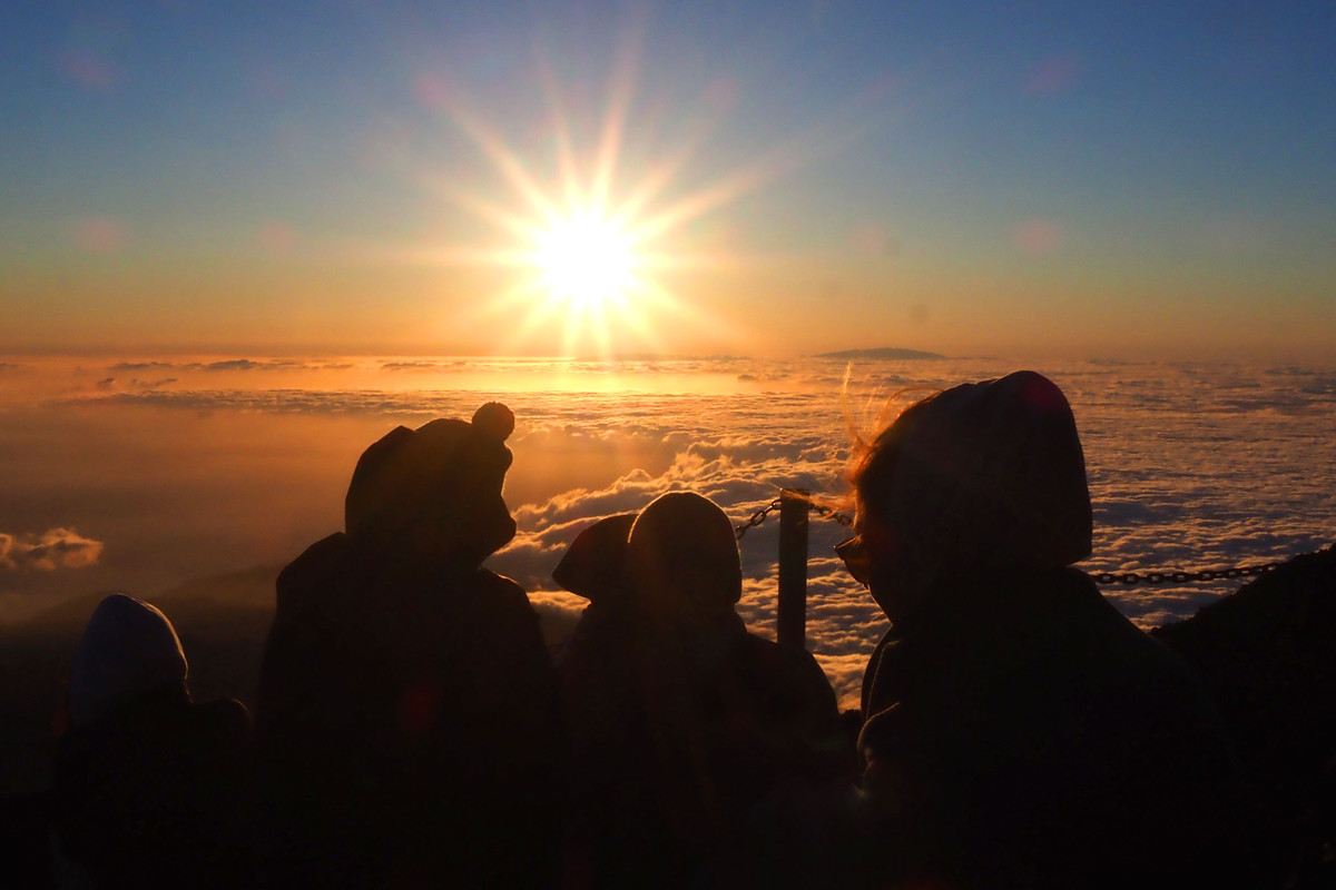 Los turistas observan la puesta del sol. Sergio Méndez