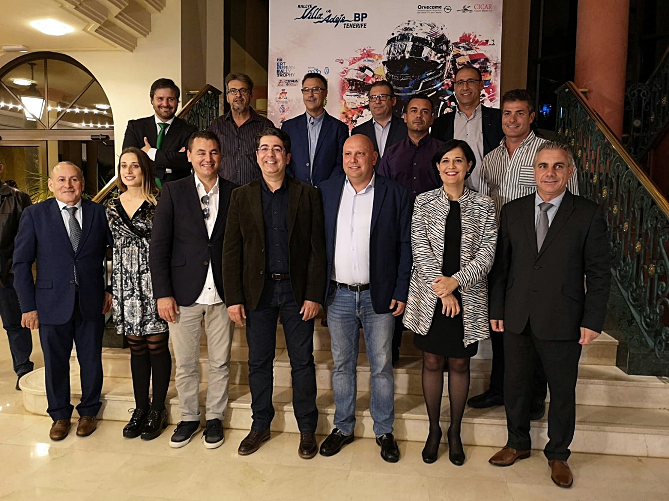 Foto de familia de las autoridades y representantes de las firmas patrocinadoras y federativas. DA