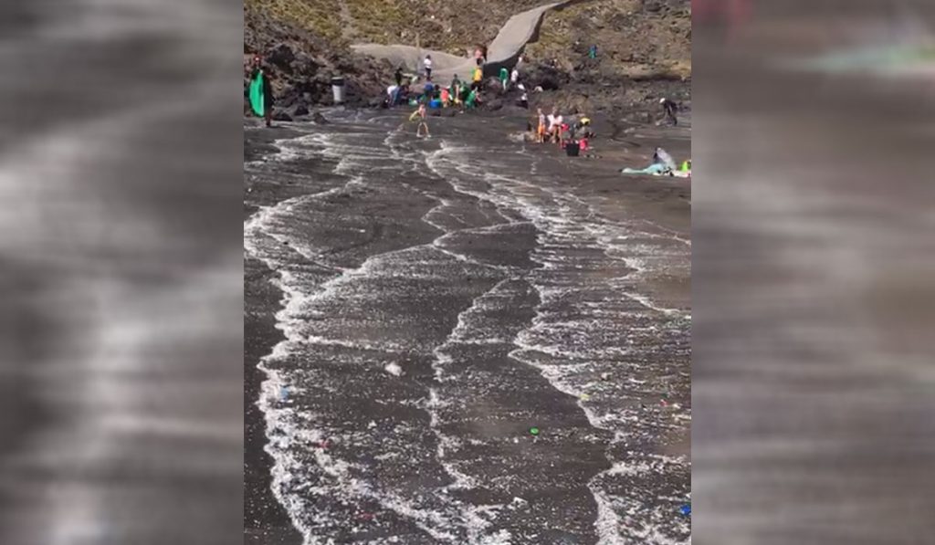 La costa tinerfeña se ahoga en plástico. / DA