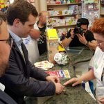 Pablo Casado visita algunos comercios de Santa Cruz de La Palma. / DA
