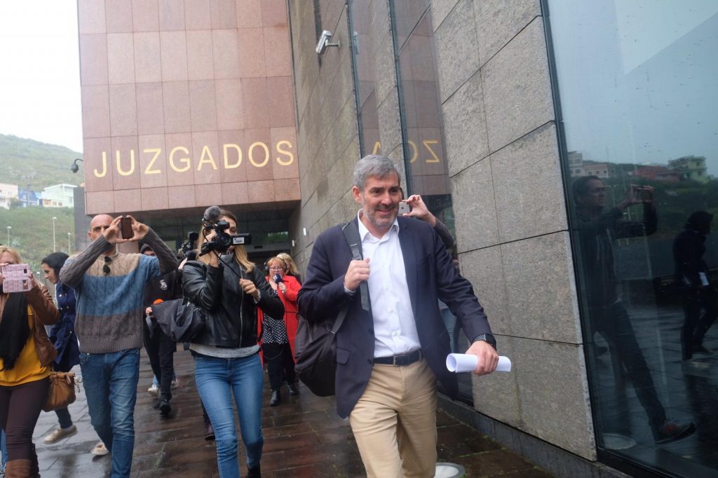 Clavijo a su salida de los juzgados de La Laguna tras declarar como imputado por el caso Grúas. | FOTO: Fran Pallero