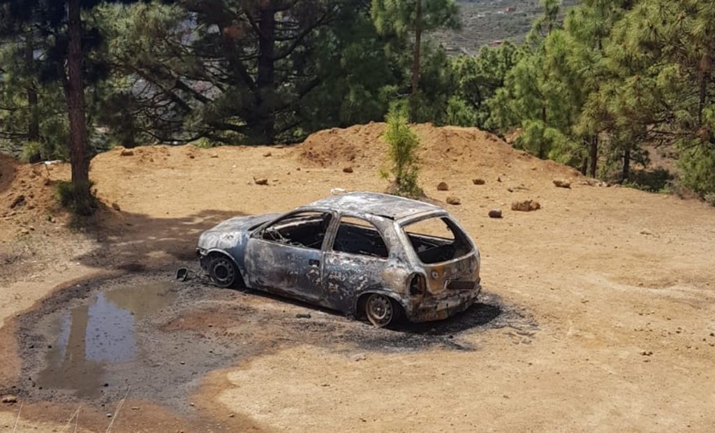 Así quedó el coche incendiado ayer en Santa Cruz de Tenerife. DA