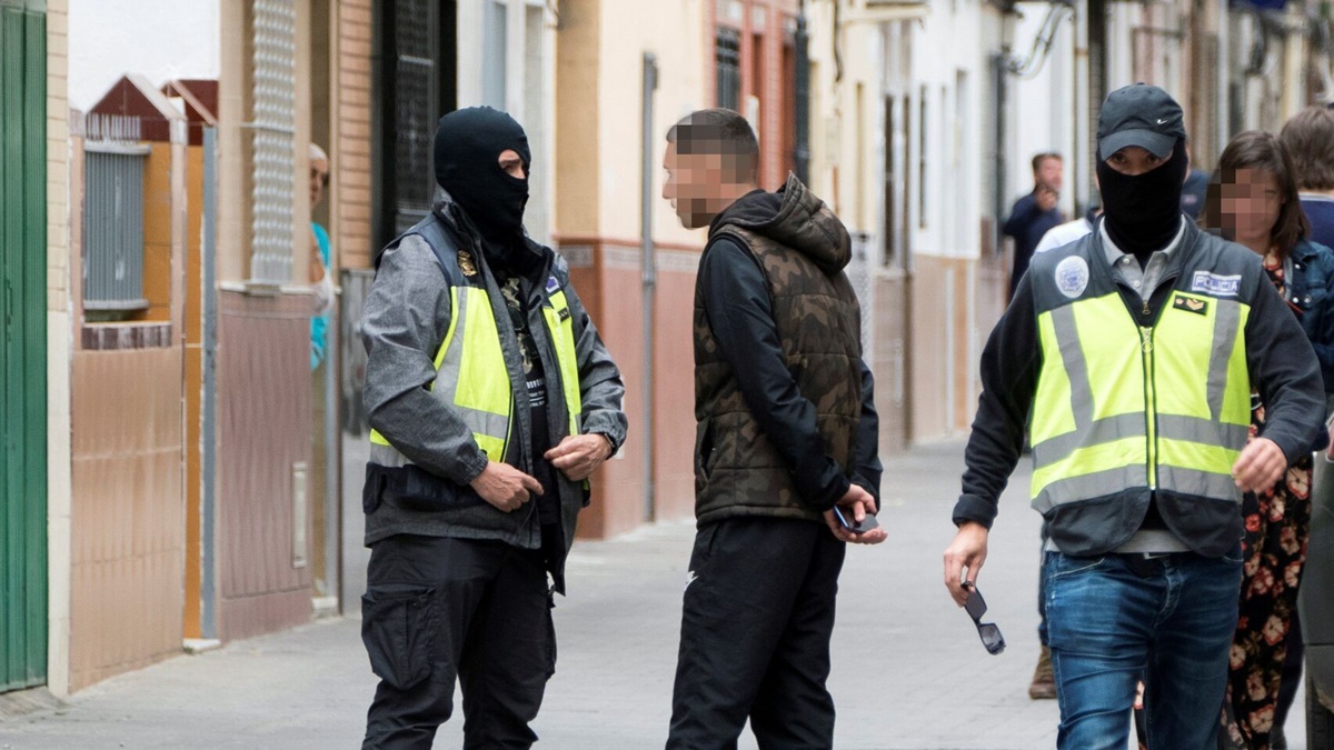 Dos agentes de la Policía Nacional durante el registro esta tarde de la casa del detenido. El Español