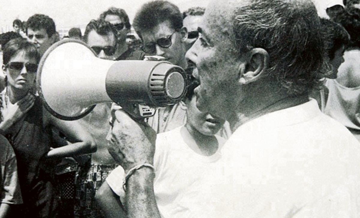 Una de las imágenes más icónicas de César Manrique, altavoz en mano, liderando una protesta contra la construcción de un complejo hotelero en Los Pocillos (Lanzarote) en los años 80. F.C.M.