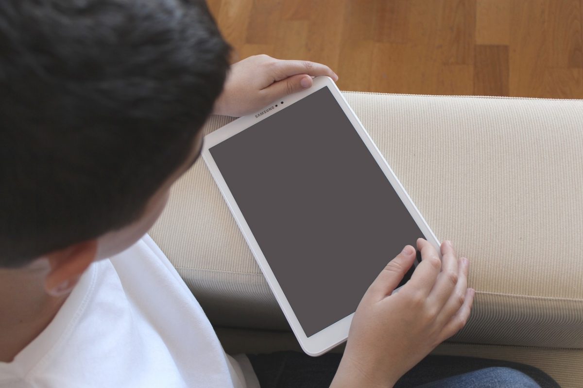 Niño con una tablet. Pixabay