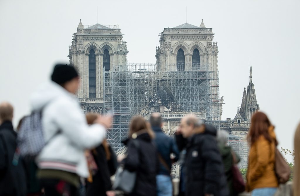 Los tres rosetones y el órgano de Notre Dame, a salvo de las llamas