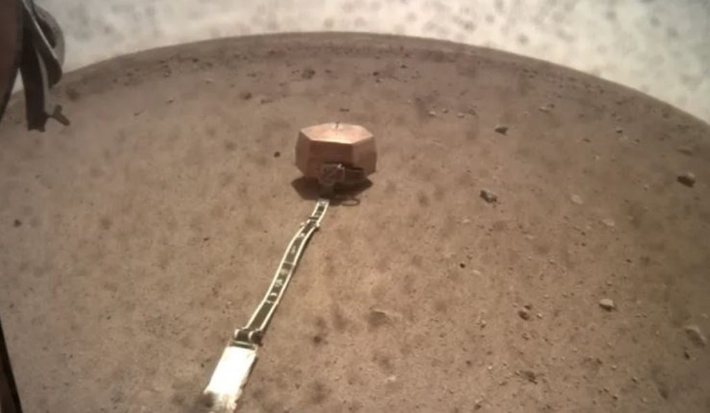 La NASA ha difundido la señal de vídeo y audio que ilustra el evento sísmico marciano registrado el 6 de abril por el sismómetro colocado en el suelo de Marte por su aterrizador InSight. EP