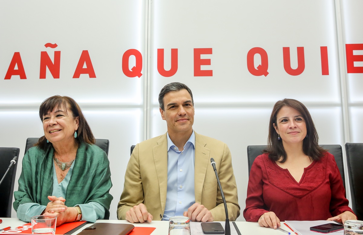 Pedro Sánchez, entre la presidenta del PSOE, Cristina Narbona, y la vicepresidenta general del partido, Adriana Lastra. EP