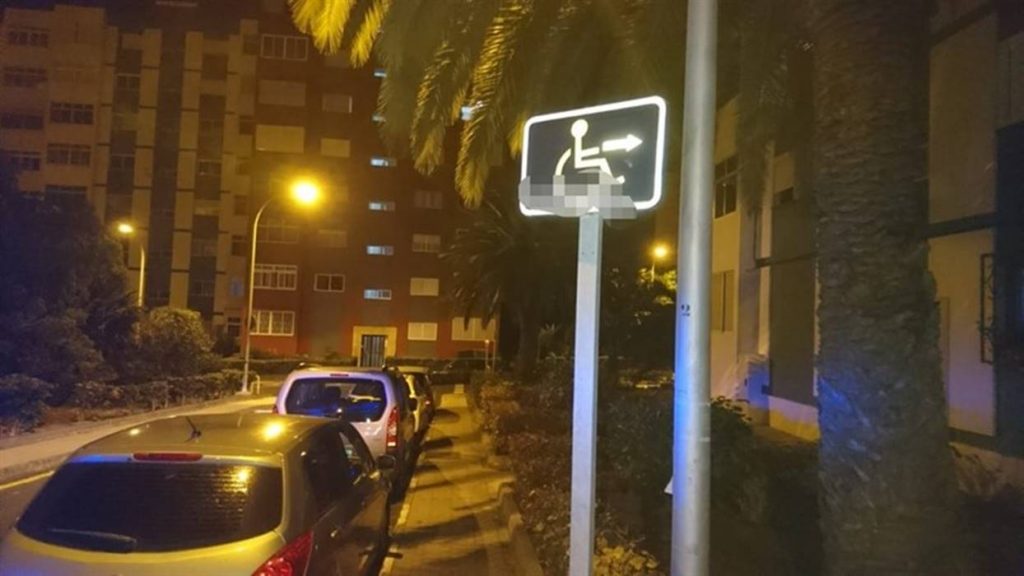 El denunciado "fabricço" su propia plaza de estacionamiento para personas con movilidad reducida| POLICÍA LOCAL DE SANTA CRUZ