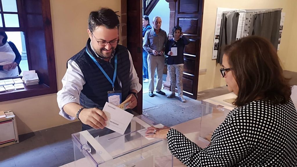 Asier Antona ejerciendo su derecho al voto en La Palma| EP