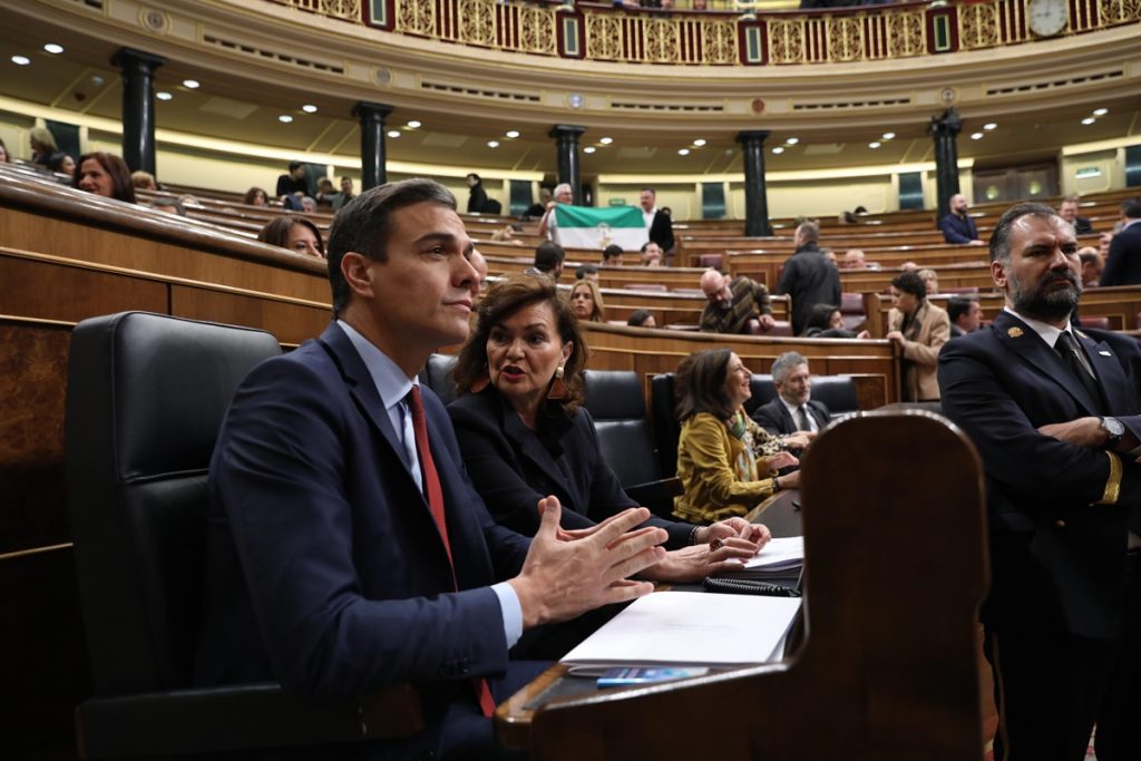 Pedro Sánchez y Carmen Calvo, durante la última sesión en el Congreso de los Diputados. Europa Press