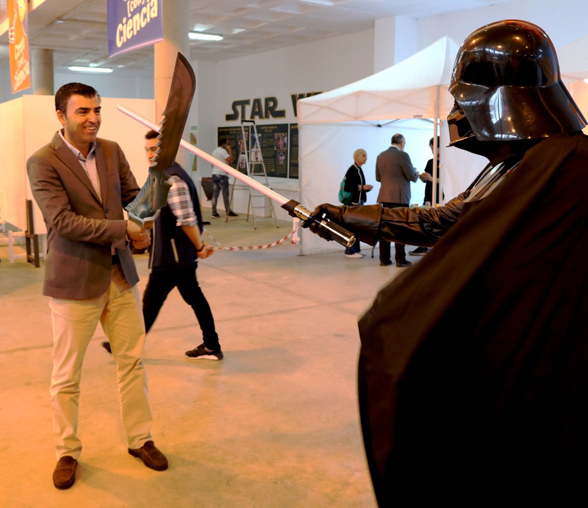 Manuel Domínguez lucha con uno de los personajes de Star Wars. DA