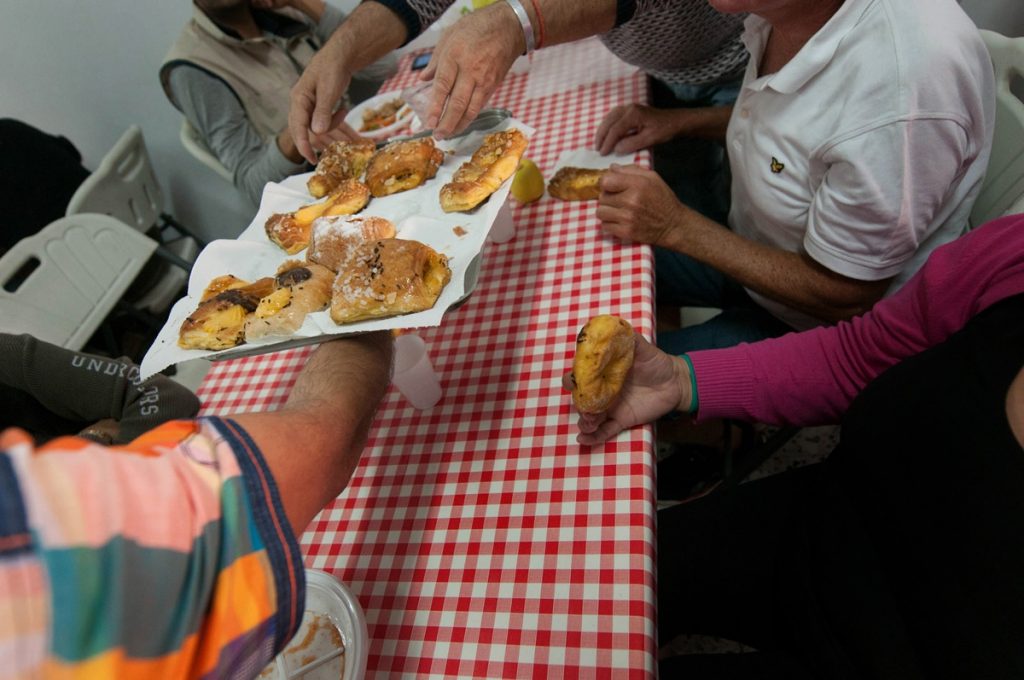 Hasta 45 personas sin recursos reciben tres comidas diarias y más de una veintena duerme en La Buena Estrella. DA