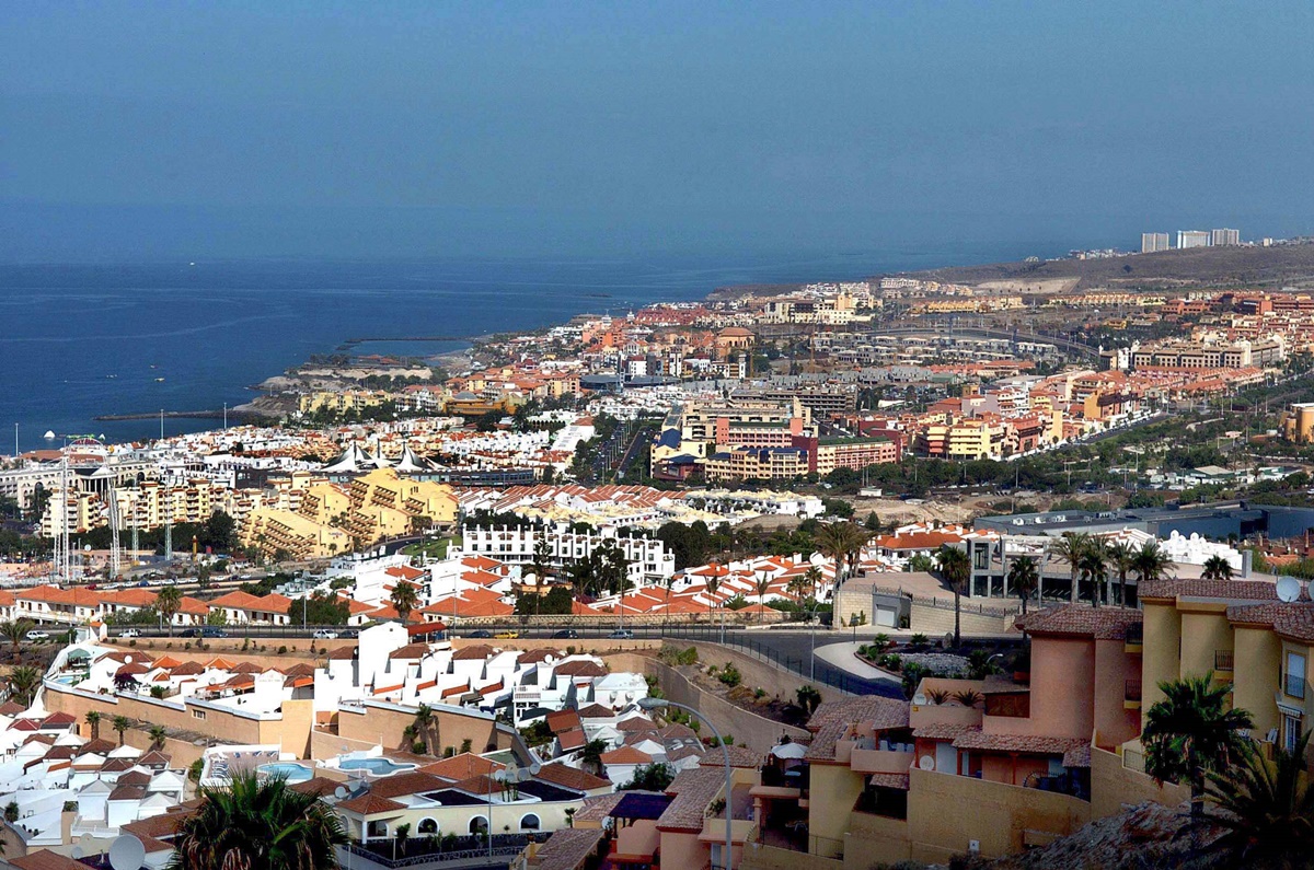 Vista panorámica de Costa Adeje, en el sur de Tenerife, una de las principales zonas turísticas de Canarias. DA