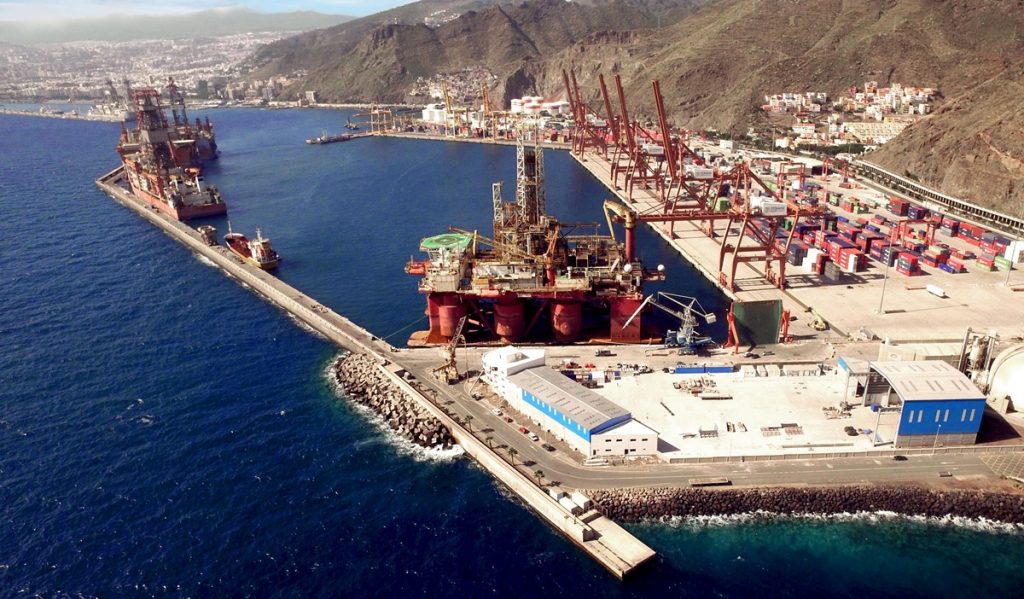El conflicto radica en el deseo de Puertos de trasladar las tareas de mantenimiento naval a Granadilla. DA