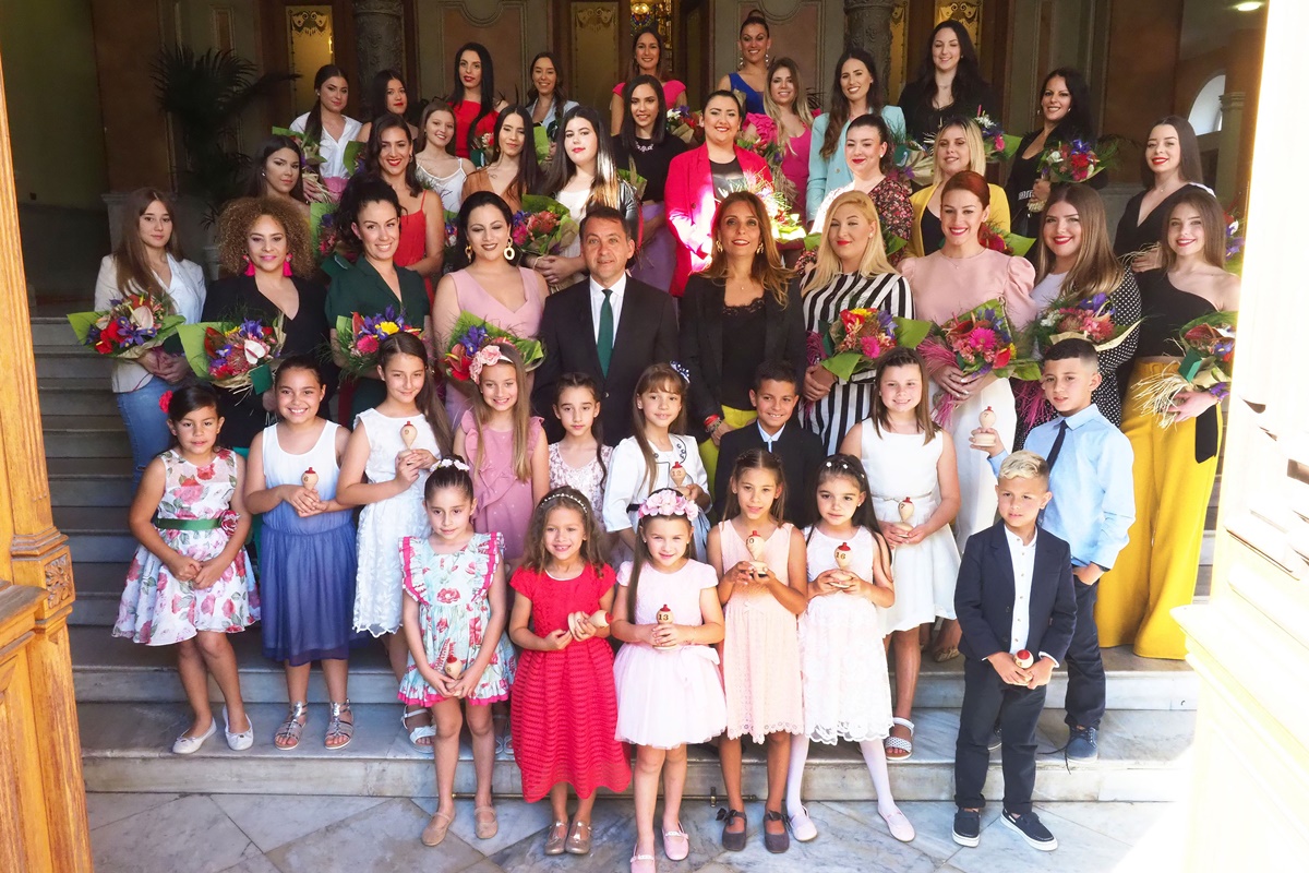 El alcalde José Manuel Bermúdez y la edil de Fiestas Gladis de León, posaron ayer junto a los candidatos y candidatas de los certámenes de las Fiestas de Mayo. Sergio Méndez
