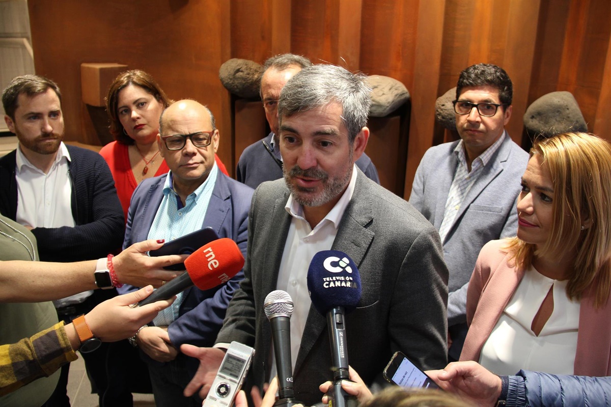Fernando Clavijo atiende a los medios de comunicación en la entrada del Parlamento de Canarias. DA