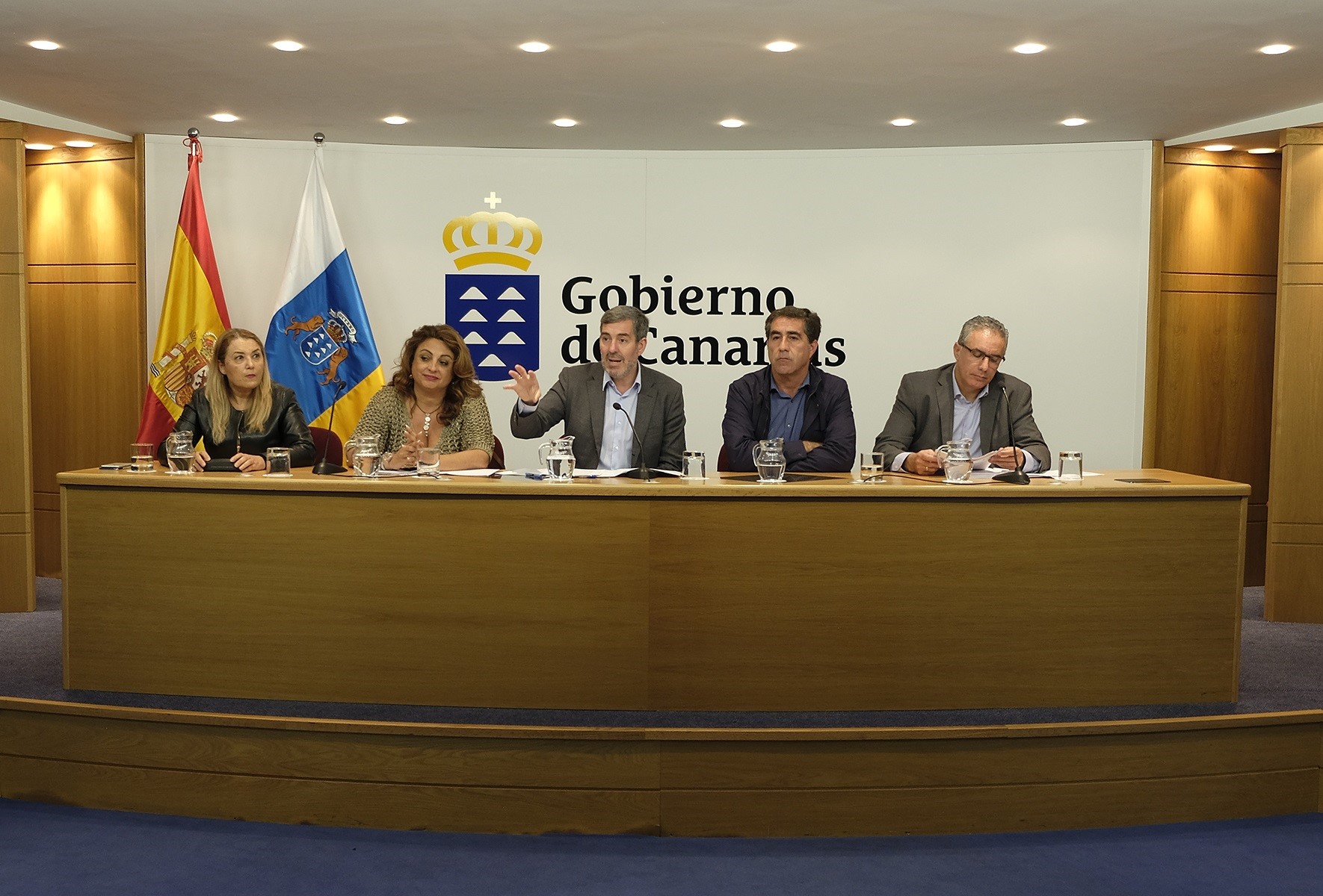 Imagen de la reunión celebrada el pasado lunes en Las Palmas de Gran Canaria con los inquilinos afectados en esa Isla, también con la plana mayor del Ejecutivo regional. DA