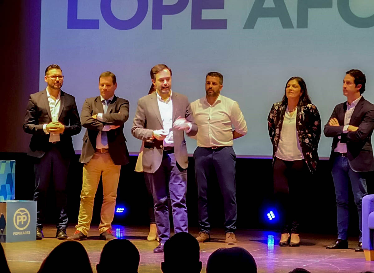 Lope Afonso presentó su candidatura acompañado de los seis ediles del PP en su equipo de gobierno. DA