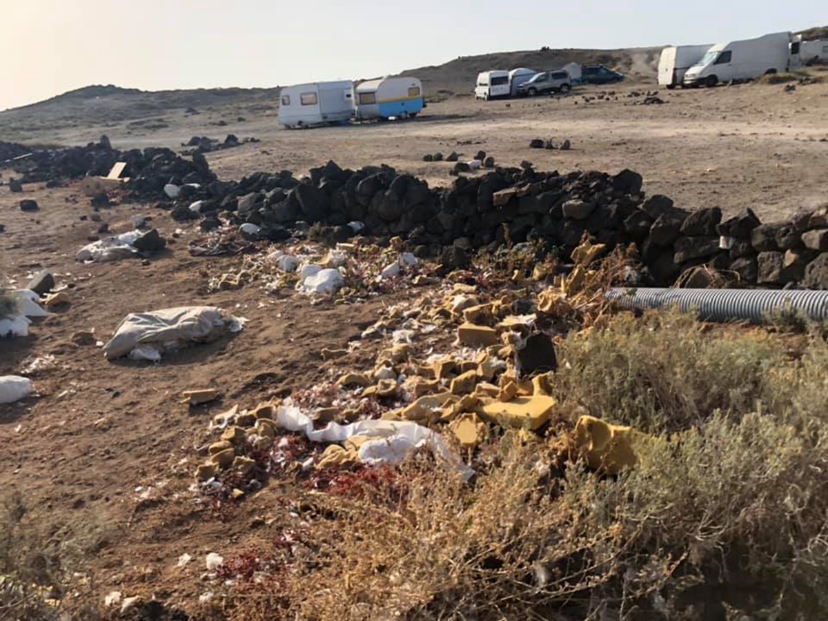 El biólogo Javier Reyes denuncia las huellas dejadas por las acampadas en la costa de Arico, como en Abades. Javier Reyes