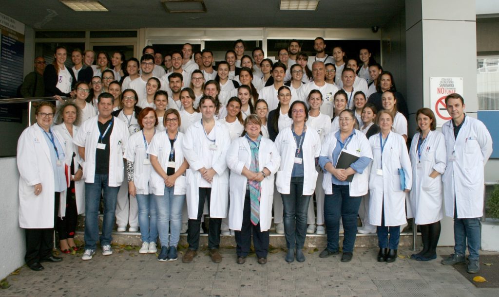 Los alumnos de Enfermería posan con sus profesores en el hospital. DA