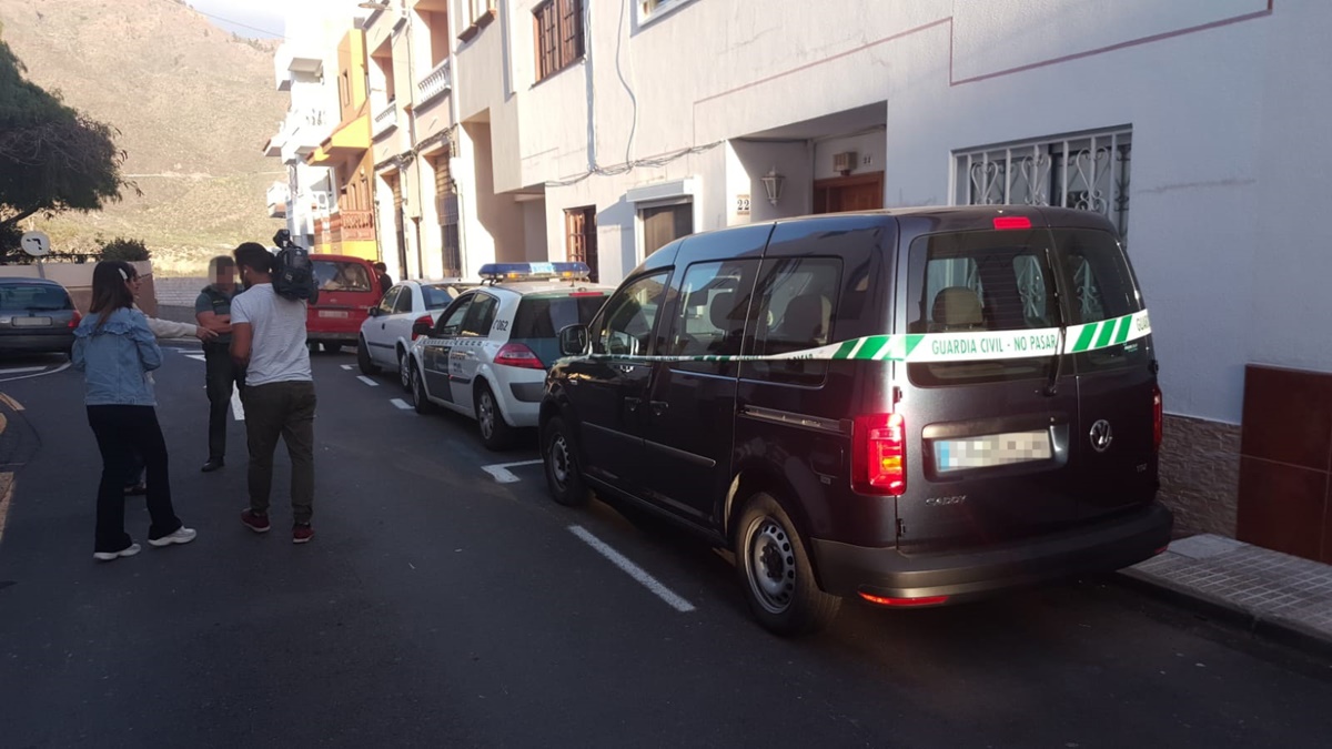 El vehículo de Thomas, precintado ayer frente a la vivienda de la calle Ramón y Cajal donde vivía, en Adeje casco. Juanse Sánchez