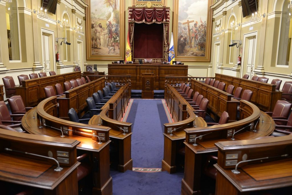 El Parlamento de Canarias prepara el hemiciclo para albergar a 70 diputados (10 más que el número actual) a partir del 26 de mayo. Sergio Méndez