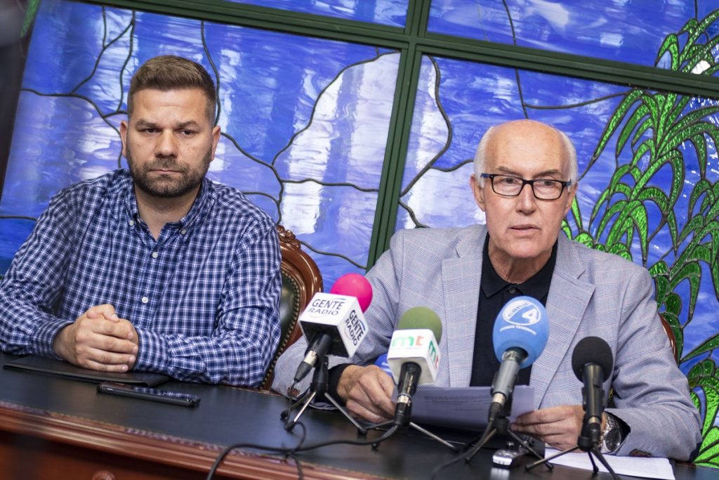 El alcalde, Juan Acosta (der.), y el edil de Deportes, José Arbelo, explicaron la situación de la piscina. Mario González