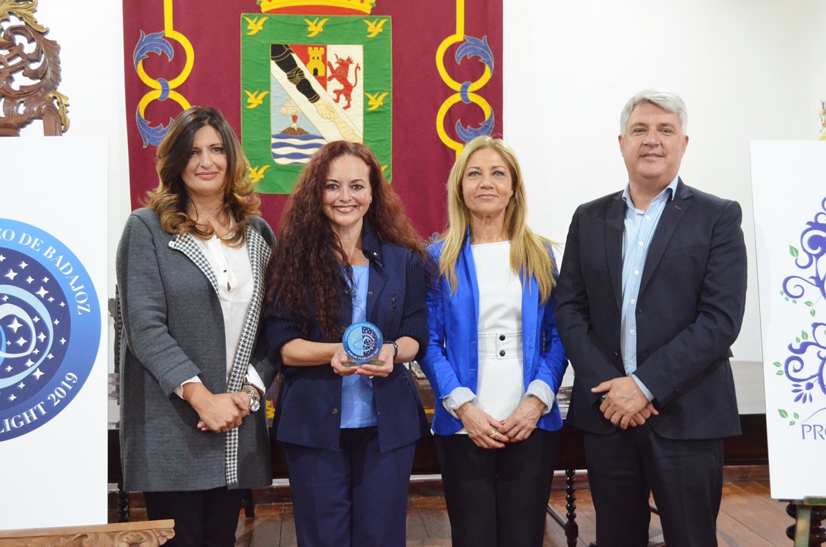 Sandra Ramírez recibió el certificado Starlight en presencia de los regidores municipales de Güímar y Arafo. DA