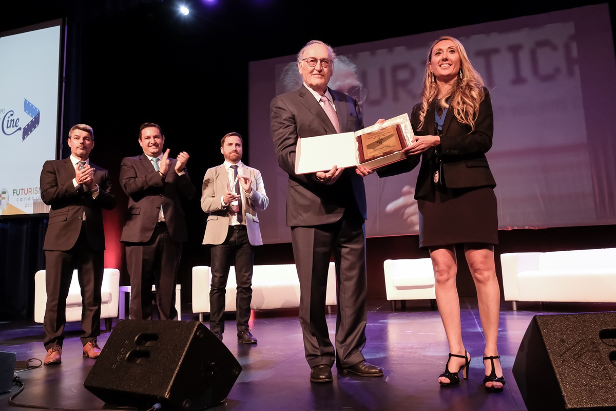 Santiago Puig recibe el premio en presencia del alcalde de Arona, José Julián Mena, y los consejeros regional e insular de Turismo, Isaac Castellano y Alberto Bernabé. Luz Sosa