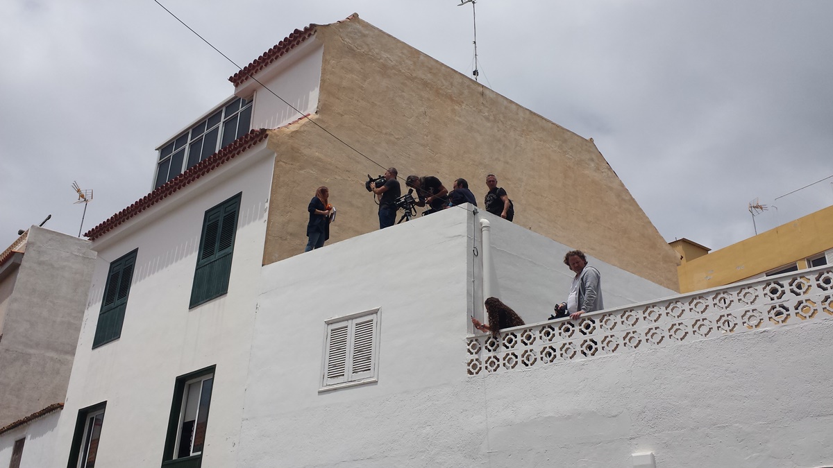 Varios periodistas subidos a las azoteas siguen la llegada del sospechoso a su vivienda, en Adeje. J. C. M.