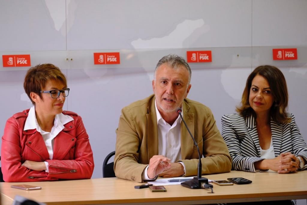 Ángel Víctor Torres, flanqueado por las diputadas electas Elena Máñez (Las Palmas) y Tamara Raya (Santa Cruz de Tenerife). DA