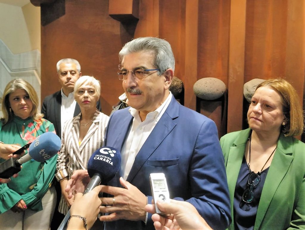 Román Rodríguez, en la presentación de la lista regional de NC al Parlamento de Canarias. DA